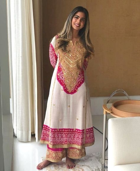 Instagram post by isha ambani • Jul 20, 2018 at 6:24am UTC Bandhani Suit, Isha Ambani, Bridal Anarkali Suits, Bandhani Dress, Sari Design, Latest Dress Design, Pakistani Wedding Outfits, Beautiful Pakistani Dresses, Traditional Indian Outfits