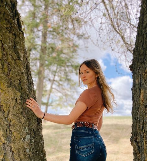 Poses With Trees Picture Ideas, Leaning Against Tree Pose, Poses Under Tree, Tree Photoshoot Ideas, Tree Poses Photography, Senior Picture Ideas With Trees, Senior Photo Forest, Oak Tree Pictures, Outdoor Senior Pictures Tree