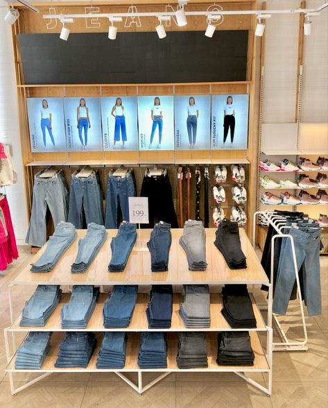 Denim Visual Merchandising Ideas, Visual Merchandising Ideas Creative, Manifest Job, Denim Moodboard, Jeans Display, Denim Display, Visual Merchandising Fashion, Levis Store, Zara Store