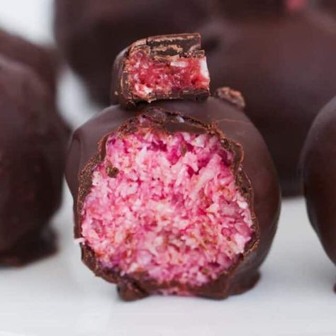 Cherry Ripe Balls - Bake Play Smile Cherry Ripe Recipes, Apple Zucchini, Zucchini Carrot, Carrot Bread, Cherry Coconut, Glace Cherries, Christmas Food Gifts, Truffle Recipe, Cherry Recipes