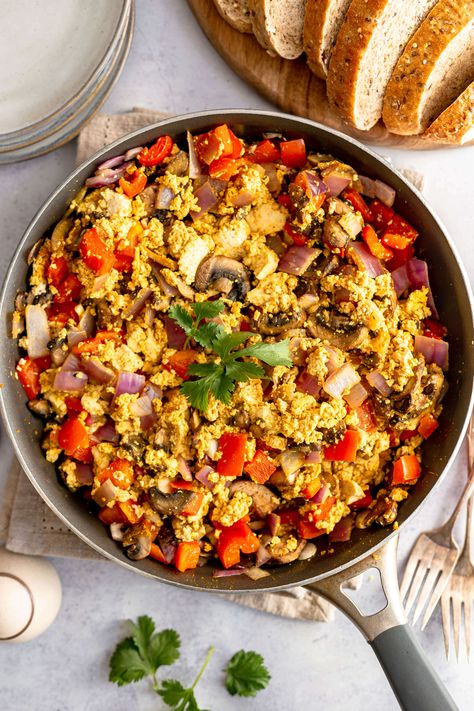 Oil-Free Vegan Tofu Scramble Tofu Breakfast Scramble, Vegan Tofu Scramble, Tofu Scramble Vegan, Scrambled Tofu Recipe, Tofu Breakfast, Scrambled Tofu, Vegan Beef, Food Motivation, Vegan Tofu