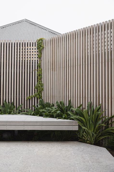 Silvertop House by Tom Robertson Architects - Project Feature - The Local Project - The Local Project Garden Wall Fence Ideas, Edwardian Cottage, Hampton Garden, Backyard Seating Area, Garden Planter Boxes, Pool Landscape Design, Landscape Elements, Front Landscaping, Beach Wood