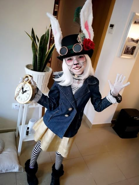 White Rabbit Costume, Alice Halloween, White Rabbit Costumes, Alice In Wonderland Outfit, Wonderland Rabbit, Alice In Wonderland Rabbit, Halloween Costumes Diy Couples, Alice In Wonderland Diy, Alice Costume