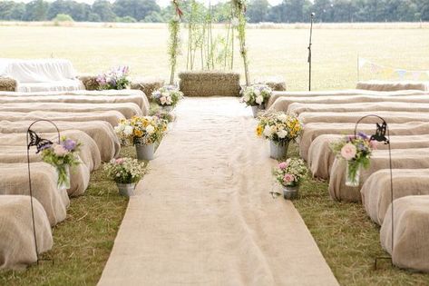 Rustic Aisle Runner, Burlap Aisle Runner Wedding, Hay Bale Wedding, Rustic Burlap Wedding, Wedding Isles, Aisle Runner Wedding, Wedding Ceremony Ideas, Field Wedding, Ceremony Seating