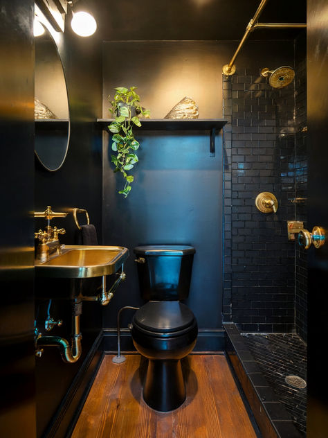 35 Gorgeous Small Bathroom Ideas Manly Bathroom, Small Black Bathroom, Masculine Bathroom, Masculine Decor, Wooden Shades, Bathtub Design, Small Bathroom Ideas, Tiny Bathroom, Bathroom Inspo