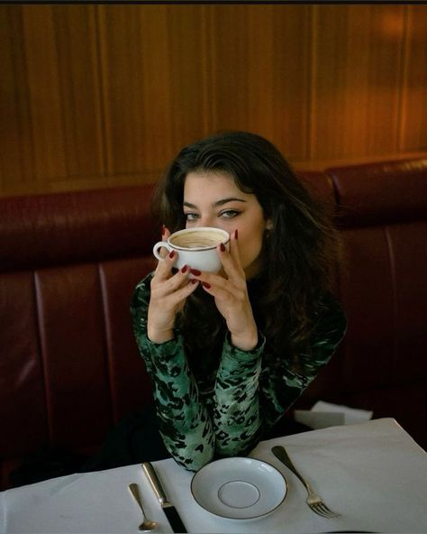 Coffee Photoshoot Aesthetic, Coffee Shop Shoot, Cafe Photoshoot Ideas Coffee Shop, Coffee Shop Poses Photo Ideas, Coffee Shop Poses, Cafe Photoshoot Ideas, Photoshoot Coffee Shop, Photoshoot Cafe, Cafe Shoot