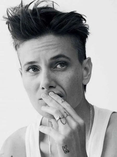 Masculine Haircut For Women, Butch Haircuts, Queer Haircut, Jenny Shimizu, Edgars Haircut, Undercut Long Hair, Androgynous Models, Undercut Hairstyles, Grunge Hair