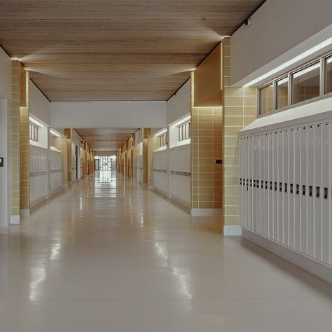 Rich School Hallway, Fancy School Classroom, Modern School Hallway, Aesthetic Classrooms, Private School Building, Middle School Hallway, High School Hallway, Office Building Interior, Fancy School