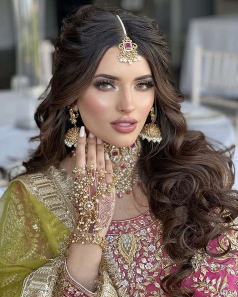 Pak Bridal Makeup, Baraat Hairstyles Pakistani, Mendhi Hairstyles Pakistani, Hairstyles For Desi Weddings, Pakistani Bridal Hairstyles Nikah, Open Hair Bride Indian, Mehndi Bride Hairstyles, Open Hair Indian Bride, Dholki Hairstyles