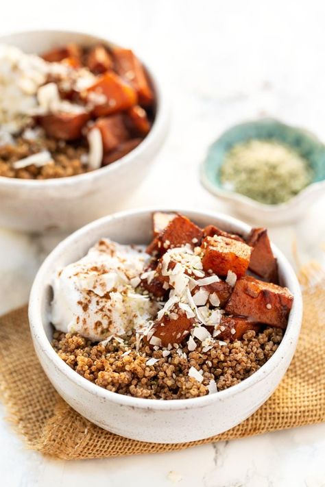 These VEGAN Quinoa Breakfast Bowls with caramelized butternut squash, coconut yogurt and fluffy cinnamon spiced quinoa are the ultimate way to start your day. High protein, full of flavor and super satisfying! [gluten-free & vegan] #breakfast #quinoa #breakfastbowls #quinoabreakfast #quinoarecipes Squash Quinoa, Butternut Squash Quinoa, Breakfast Bowls Recipe, Quinoa Breakfast Bowl, Easy Quinoa, Vegan Quinoa, Quinoa Breakfast, Simply Quinoa, Healthy Breakfast Recipes Easy