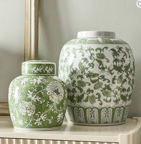 The Weekly Muse: 10th Edition Green Chinoiserie Vase, Green Chinoiserie Decor, Green Painted Furniture Ideas, Blue And Green Decorating Ideas, Modern Chinoiserie Bedroom, Ginger Jars Decor, Chinoiserie Kitchen, Green White Decor, Ginger Jar Painting