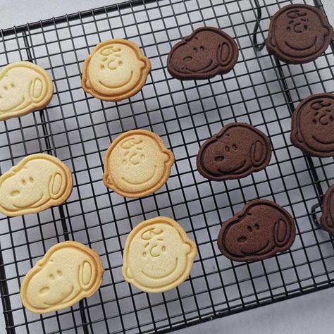 Handmade Cookies, Snoopy Cookies, Cake Decorating With Fondant, Diy Cookie, Cookie Molds, Baking Molds, Birthday Cake Decorating, Cute Desserts, Cute Cookies