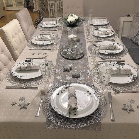 Silver Christmas Dining Table Decor, Silver Table Settings Ideas, White And Silver Christmas Table Decor, Silver And White Christmas Table Decor, Christmas Table Ideas Silver, Christmas Table Settings Silver, Silver And White Table Setting, Silver Christmas Table Settings, Silver Table Setting