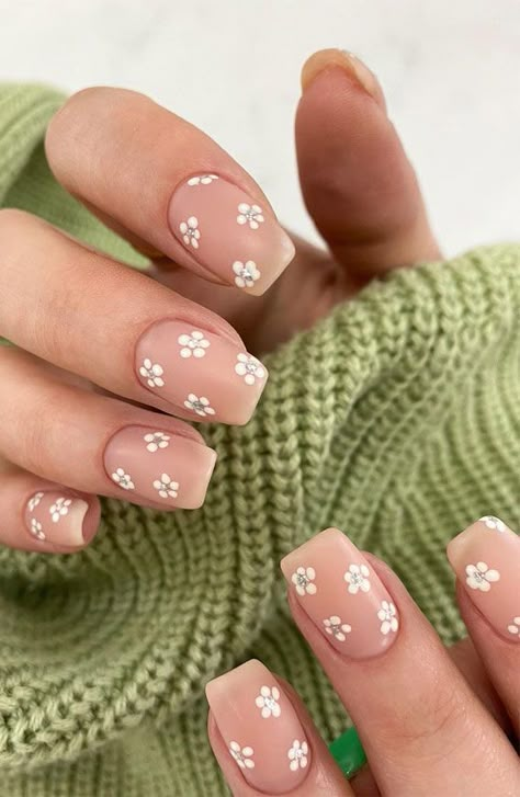 55. Pretty white flower nude nails Here comes the sun. Chase the sun and enjoy the warmth everywhere you go. Before you go out, get... White Summer Nails, Dot Nail Art, Floral Nail Designs, Manicure Gel, Flower Nail Designs, Her Nails, Nails White, Dots Nails, White Nail