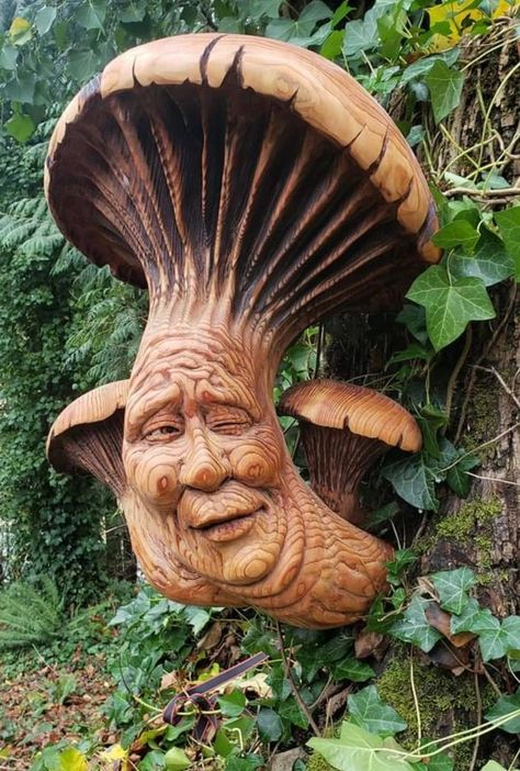 Woodworking Ideas To Sell, Chainsaw Wood Carving, Santa Carving, Simple Wood Carving, Anatomy Sculpture, Wood Spirit, Flower Pot Crafts, Wood Statues, Chainsaw Carving