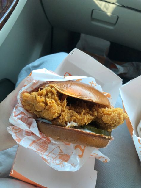 popeyes chicken sandwich popeyes restaurant Chicken Sandwich Aesthetic, Popeyes Aesthetic, Popeyes Spicy Chicken Sandwich, Popeyes Fries, Popeyes Food, Popeyes Chicken Sandwich, Presentation Night, Fast Food Drinks, Fast Chicken Recipes