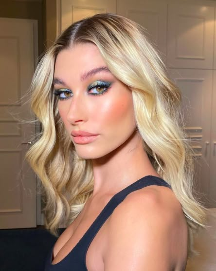 Green Eyeshadow Look, Eyebrow Trends, Maquillage On Fleek, Celebrity Makeup Looks, Smink Inspiration, Green Makeup, Green Eyeshadow, Studio 54, Blue Eyeshadow