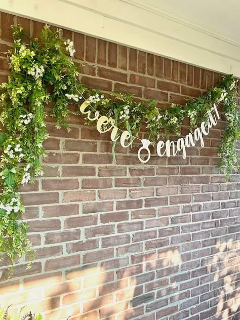 The Best Backyard Engagement Party Ideas and Tips - Perfecting Places Rustic Theme Engagement Party, Small Engagement Party Themes, Surprise Engagement Decorations, Outdoor Engagement Party Ideas Diy, Affordable Engagement Party Ideas, Housewarming Engagement Party, Engagement Party Outside Decor, Engagement Party House Decor, Engagement Party Ideas Rustic