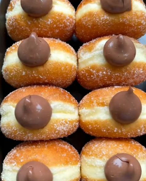 Chocolate Pastry Cream, Doughnut Recipe Easy, Homemade Donuts Recipe, Chocolate Pastry, Sweet Dishes Recipes, Easy Baking Recipes Desserts, Yummy Comfort Food, Pastry Cream, Sweet Snacks Recipes