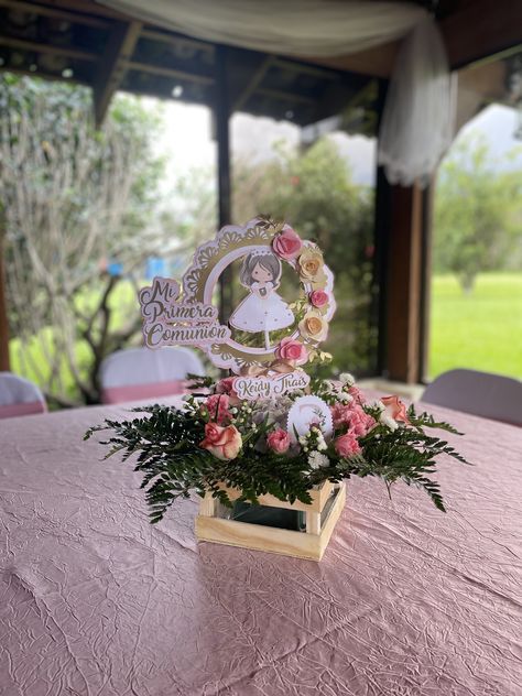 Communion Centerpieces Girl, Communion Table Centerpieces, Communion Centerpieces, Bautizo Ideas, Recuerdos Primera Comunion Ideas, Communion Cake Topper, Communion Table, First Communion Decorations, Communion Decorations