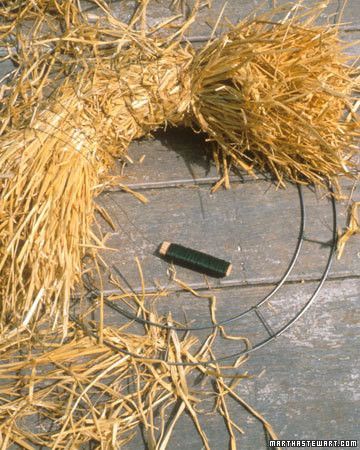 Padding a wire wreath with straw or hay creates a full, rounded base that can support a variety of materials. Leaves, dried flowers, or even clamshells can then be pinned or glued onto the soft form -- although a straw wreath is so beautiful, you may want to hang it on its own. You'll need several armfuls of straw, which is readily available in bales at garden centers, riding stables, and some farmers' markets. Straw Wreaths, Corn Decorations, Making A Wreath, Fall Table Decorations, Corn Husk Wreath, Hay Ride, Diy Straw, Dried Arrangements, Wreath Cookies