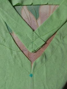 sew a v-neck band. Minha técnica parece mais fácil, mas é sempre bom conhecer novas técnicas. Projek Menjahit, Stitched Together, Sew Ins, Beginner Sewing Projects Easy, Leftover Fabric, Sewing Projects For Beginners, Sewing Skills, Diy Couture, Love Sewing