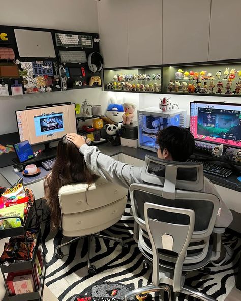 Room Ideas Couples, Couple Gaming Room Setup, Gaming Room Setup Bedrooms, Bedroom Gamer, Couples Apartment, Gamer Couple, Set Up Gamer, Pc Room, Games Room Inspiration