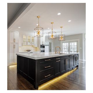 Black White Kitchen Decor, Black White Kitchen, Black Kitchen Island, Kitchen Ideas Dark Cabinets, Kitchen Ideas Dark, White Kitchen Decor, Dream Kitchens Design, Modern Kitchen Island, Gold Kitchen