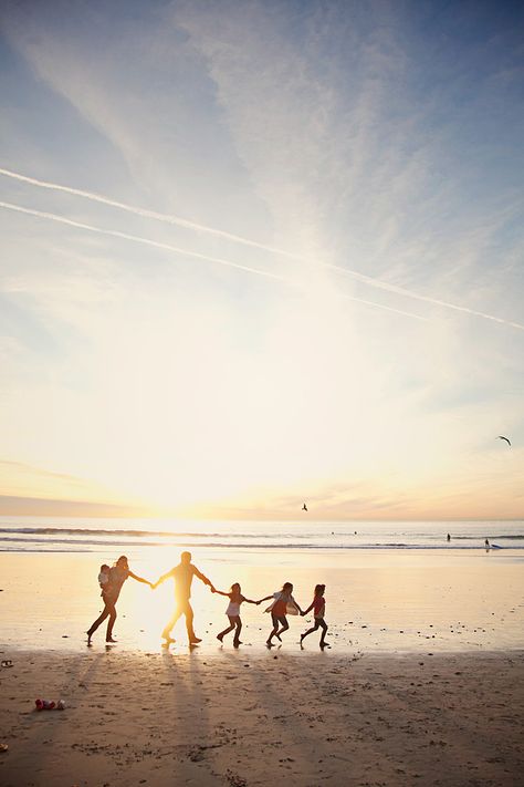 Wedding Photography Poses Family, Large Family Poses, Family Beach Pictures, Photography Poses Family, Family Inspiration, Beach Family Photos, Ayat Alkitab, Beach Wedding Photography, Beach Sessions