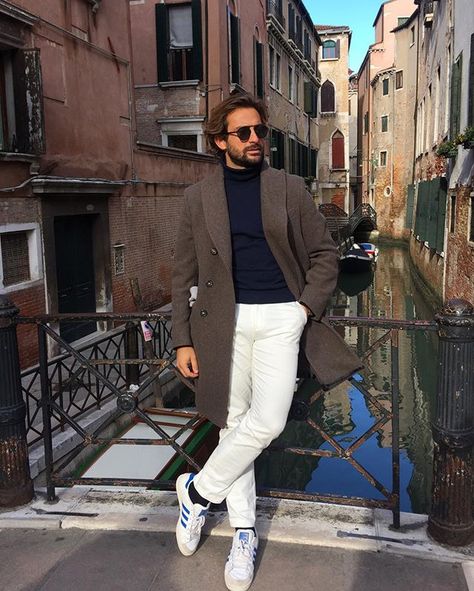 Danilo Carnevale Italian Men Style, Mens White Trousers, Street Style Boy, Italian Mens Fashion, Italian Fashion Street, White Pants Outfit, Italy Outfits, Best Mens Fashion, Elegante Casual