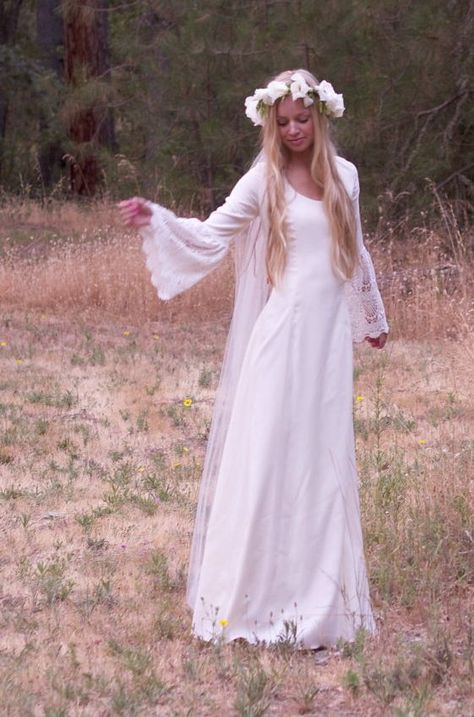 Flower crown Wedding Dresses 70s, Wedding Dresses Canada, 70s Wedding Dress, Hippie Bride, Retro Wedding Dresses, Wedding Dresses Hippie, Hippie Wedding, Hippy Chic, Trendy Wedding Dresses