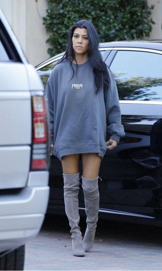 Oversized sweatshirt wore as a dress with knee high boots Sweatshirt Dress Outfit, Estilo Kardashian, Trajes Kylie Jenner, Kourtney Kardashian Style, Knee Boots Outfit, High Boots Outfit, Rocker Chic, Kardashian Style, Street Style Trends