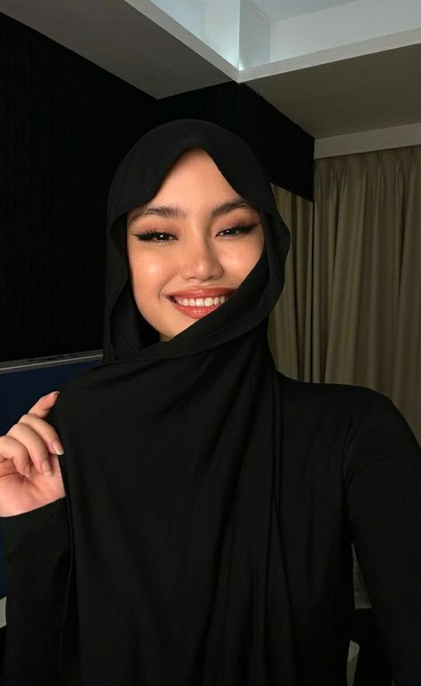 Hijab Turban Style, Black Hijab, Modest Outfit Ideas, Muslim Style, Hijab Style Tutorial, Stylish Hijab, Modest Fashion Hijab, Hijab Aesthetic, Bff Photoshoot Poses