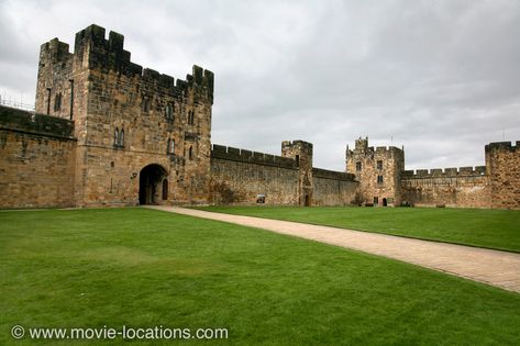 Harry Potter And The Philosopher's Stone (Harry Potter And The Sorcerer's Stone) (2001) Alnwick Castle, Northumberland. 'Hogwarts School' is a patchwork of locations around the UK. The Outer Bailey of Alnwick Castle is the site of Madame Hooch’s flying lesson. http://www.movie-locations.com/movies/h/harry_potter1.html Harry Potter Film Locations, Movie Place, Hogwarts Life, Harry Potter Locations, English Homes, Movie Houses, Gloucester Cathedral, Durham Cathedral, Kings Cross Station