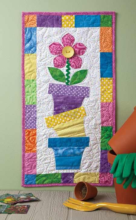 Spring Skinny Wall Quilt - Quilting Digest Wedding Singer, Hanging Quilts, Spring Quilts, Flower Quilts, Chic Chic, Miniature Quilts, Holiday Quilts, Summer Quilts, Table Runner Pattern