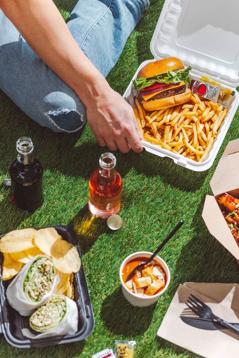 Backyard Bbq Photoshoot, Food Photography Commercial, Lifestyle Food Photography Ideas, To Go Food Photography, Food Festival Photography, Picnic Fast Food, Picnic Food Photography, Burger Picnic, Outdoor Food Photography