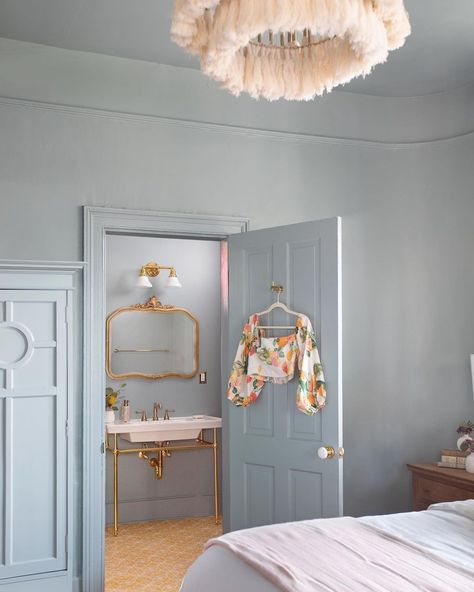 Farrow & Ball on Instagram: “When the colour is so dreamy that you just have to paint the whole room with it! ☁️ A perfect example of how colour drenching can make a…” Color Drenching, Oval Room Blue, Paint Trends, Brighter Bedroom, Farrow And Ball, Blue Living Room, Blue Rooms, Vintage Diy, Blue Bedroom