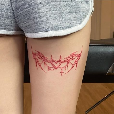 Cool Tattoos Back, Red Linework Tattoo, Tattoos For Women Knee, Small Tattoos Thigh, Geometric Knee Tattoo, Tattoo Ideas Line Work, Tattoo Ideas For Thighs, Cool Line Tattoos, Tattoo Ideas Line Art