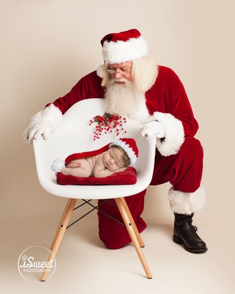 Baby And Santa Pictures, Newborn Santa Pictures, Infant Pictures With Santa, New Born Christmas Pic, Newborn Photos With Santa, Newborn Christmas Pictures, Christmas Photoshoot Kids, Baby Christmas Photography, Christmas Baby Pictures