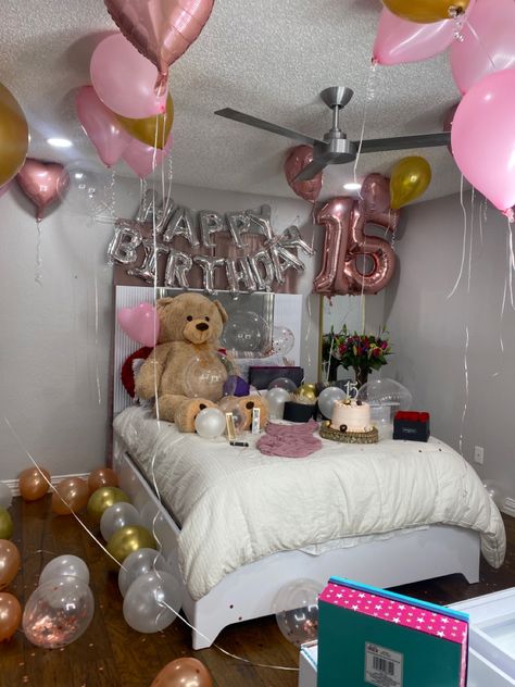 16 Birthday Room Surprise, Sweet 16 Bedroom Surprise, Decorated Rooms For Birthday, Quince Surprise Gift Box Ideas, Decorated Bedroom For Birthday, Birthday Gifts On Bed, Decorate Room For Birthday Surprise, Quince Surprise Gift, Decorated Room For Birthday Surprise