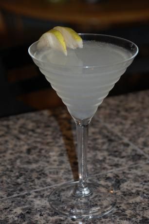 Peartini Martini Flavors, Best Martini Recipes, Pear Vodka, Adult Beverages Recipes, Happy Drink, Sliced Pears, Drink Specials, Martini Recipes, Light Lunch