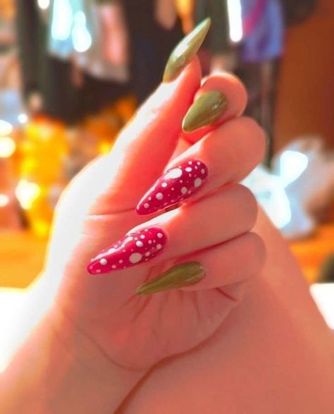 Green Claw Nails, Nail Inspo Witchy, Mushroom Nails Acrylic Simple, Mushroom Themed Nails, Easy Mushroom Nails, Goblincore Nail Design, Cottagecore Nail Ideas, Simple Mushroom Nail Art, Hippie Acrylic Nail Designs