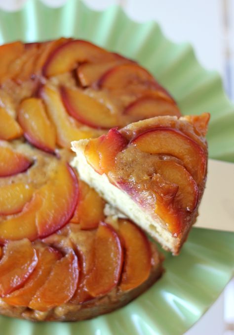 Nectarine Upside-Down Cake! A.MA.ZINGGGG! Going to be hard to control myself.  I love fresh nectarines...and cake.  From Damn Delicious. Nectarine Recipes, Peach Cake, Plum Cake, Food Network Magazine, Upside Down Cake, Halloween Desserts, Breakfast Cake, Nectarine, Food Cakes