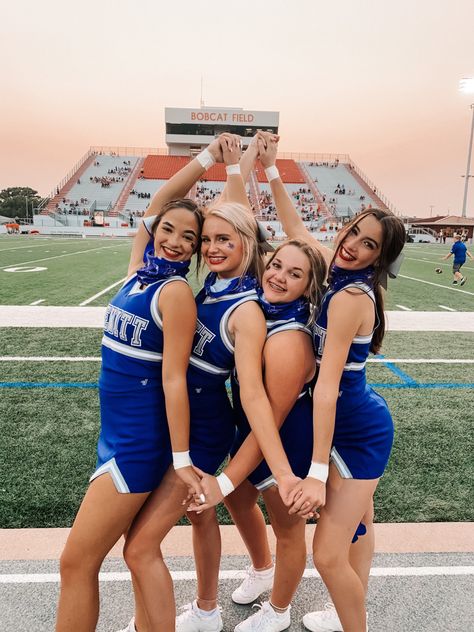 Cheerleader Preppy, High School Cheerleader Aesthetic, Cheer Uniform High School, Varsity Cheer Uniforms, Cheer Preppy, Preppy Cheer, Football High School, Cheerleading Poses, Sideline Cheer