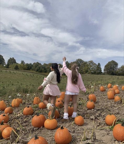 Fall Couples Photoshoot, Fall Date Ideas, Couples Photoshoot Ideas, Pumpkin Patch Photoshoot, Pumpkin Patch Pictures, Fall Couples, Fall Friends, Pumpkin Pictures, Girl Sleepover