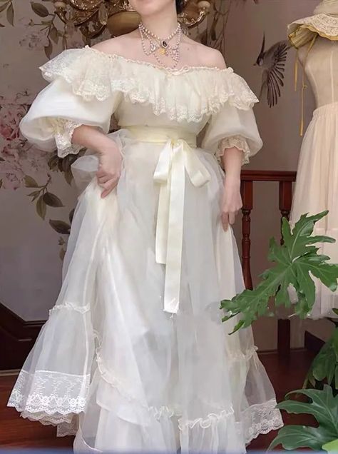 Vintage Outfits Female, Beautiful Dress Patterns, White Romantic Dress, Maxi White Dress Outfit, Victoriancore Outfits, White Lacey Dress, Victorian Party Dress, Wedding Dresses Aesthetic Vintage, Plus Size Victorian Fashion