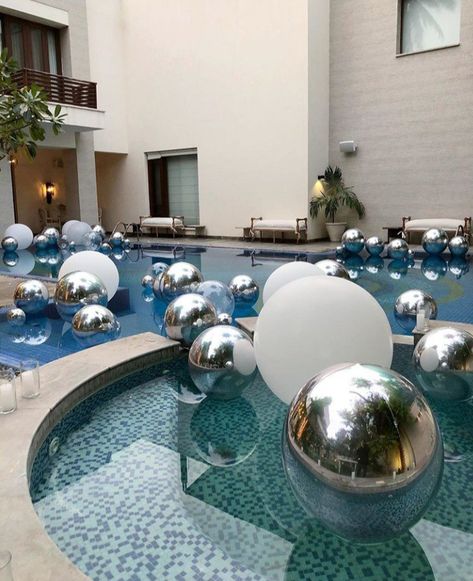 Disco Pool Party Ideas, Pool Disco Party, 18th Birthday Pool Party Ideas, Pool Dinner Party, Pre Prom Party Ideas, Disco Pool Party, Luxury Pool Party, Ideas For Happy Birthday, Tropical Disco