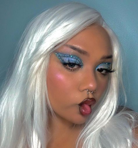 j e z e b e l l a 🦋 M U A on Instagram: “🥶 feelin icyyyy! ib queen @cutcreaser ✨ if elsa was in euphoria/brown? swipe to see this look in motion the glitter goes crazyyyy eyes…” Elsa Makeup Look, Elsa Makeup, Inspired Makeup, Blue Makeup, Makeup Inspiration, Makeup Looks, Motion, Glitter, Queen