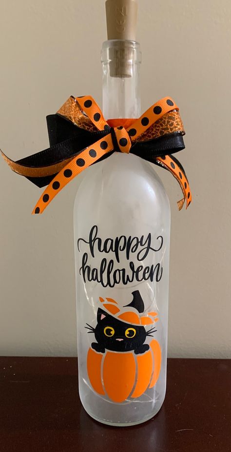 Halloween Wine Bottle Light Cat - Etsy UK Holiday Wine Bottle Crafts, Halloween Wine Bottle Crafts, Cat In Pumpkin, Fall Wine Bottles, Halloween Wine Bottles, Clear Wine Bottle, Wine Bottle Crafts Christmas, Bottle Projects, Holiday Wine Bottles