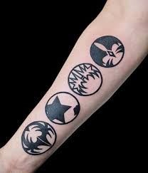 Kiss Band Tattoo, Band Tattoo Ideas, Banda Kiss, Small Symbol Tattoos, Kiss Tattoos, Tattoo Logo, Band Tattoo Designs, Small Tattoos Simple, Arm Sleeve Tattoos